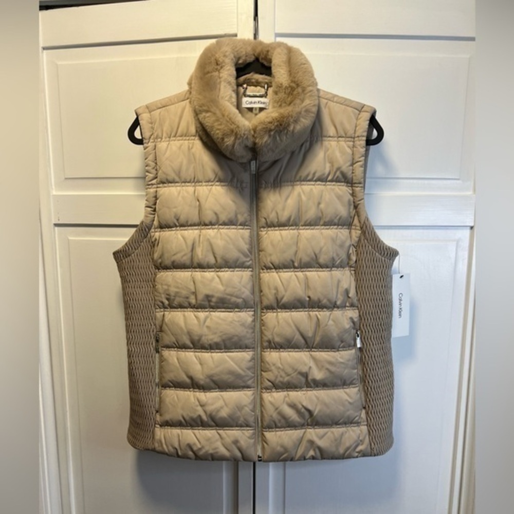NWT Calvin Klein Tan Quilted Vest with Faux Fur Collar Size Women’s XL Color Tan